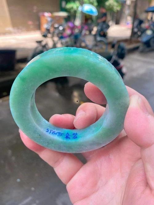 翡翠手镯加工视频,从原石到成品